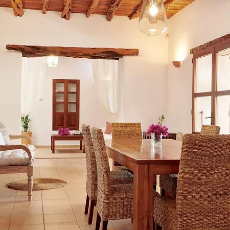 Mit Privatpool Fuer 9 Personen Ca 350 Qm In Santa Eularia Des Riu, Ibiza Suedkueste Von Ibiza بيت للعطل